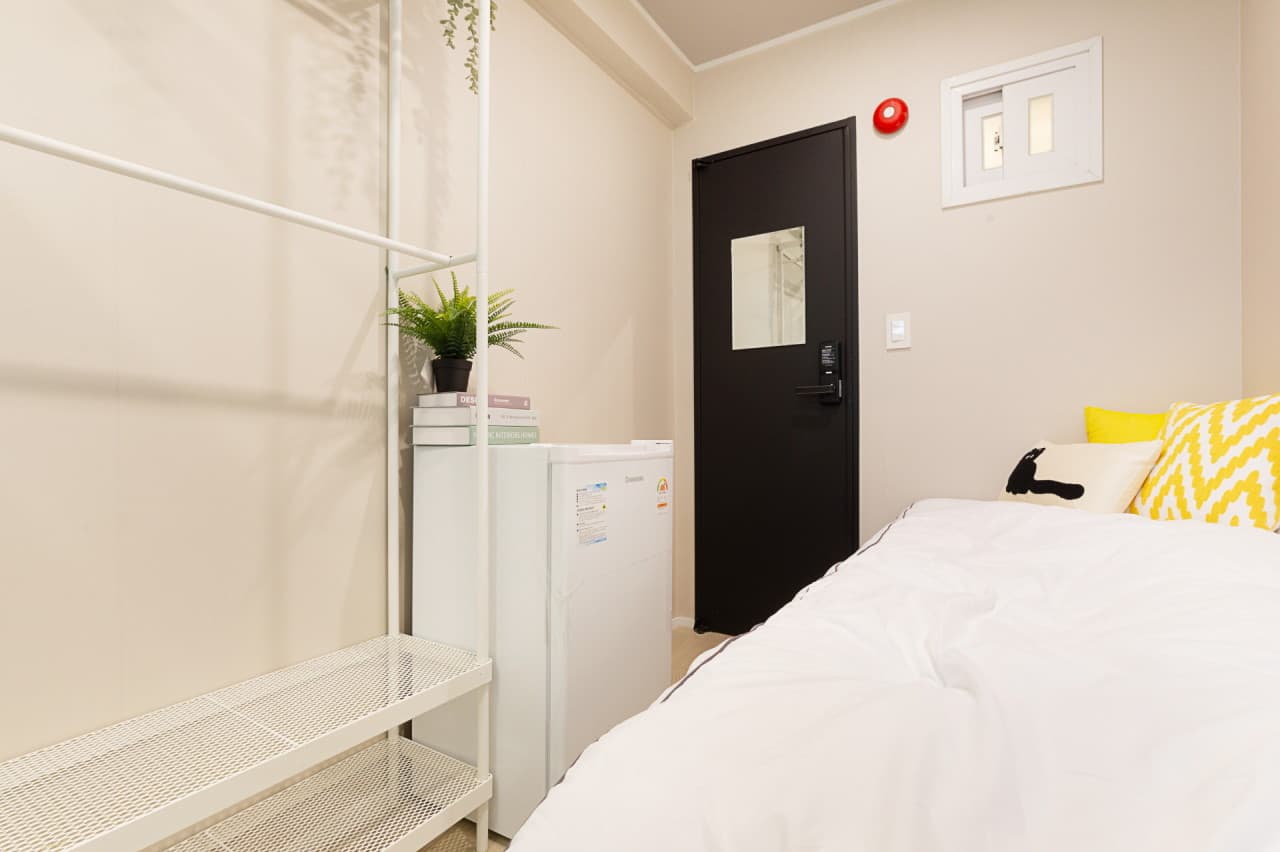 Deluxe Room (Deposit 200,000 Won) — photo 1 of 6
