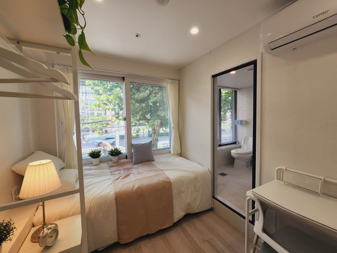 Deluxe Room (Deposit 300,000 Won) — photo 1 of 8