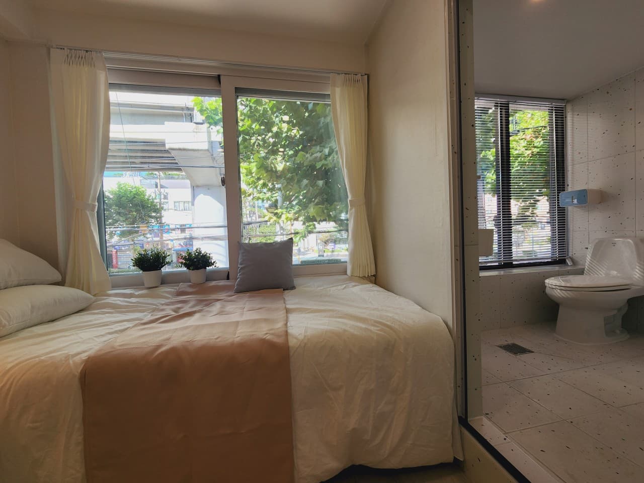 Deluxe Room (Deposit 300,000 Won) — photo 2 of 8