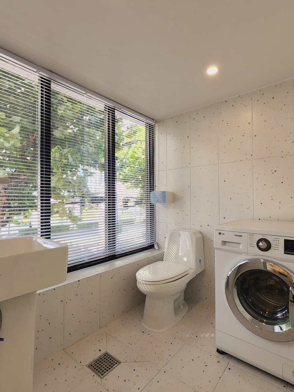 Deluxe Room (Deposit 300,000 Won) — photo 8 of 8