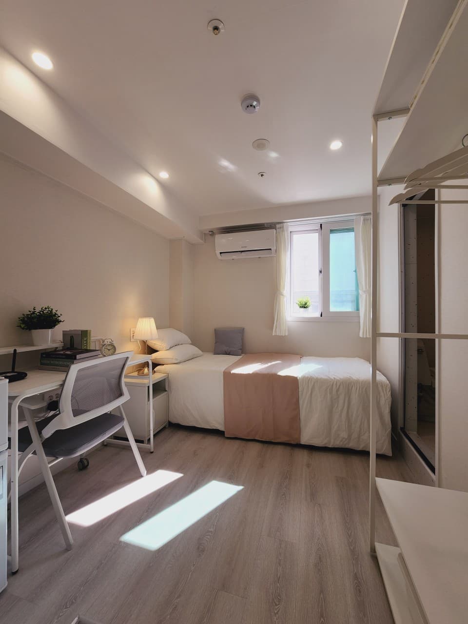 Suite Room (Deposit 300,000 Won) — photo 2 of 12