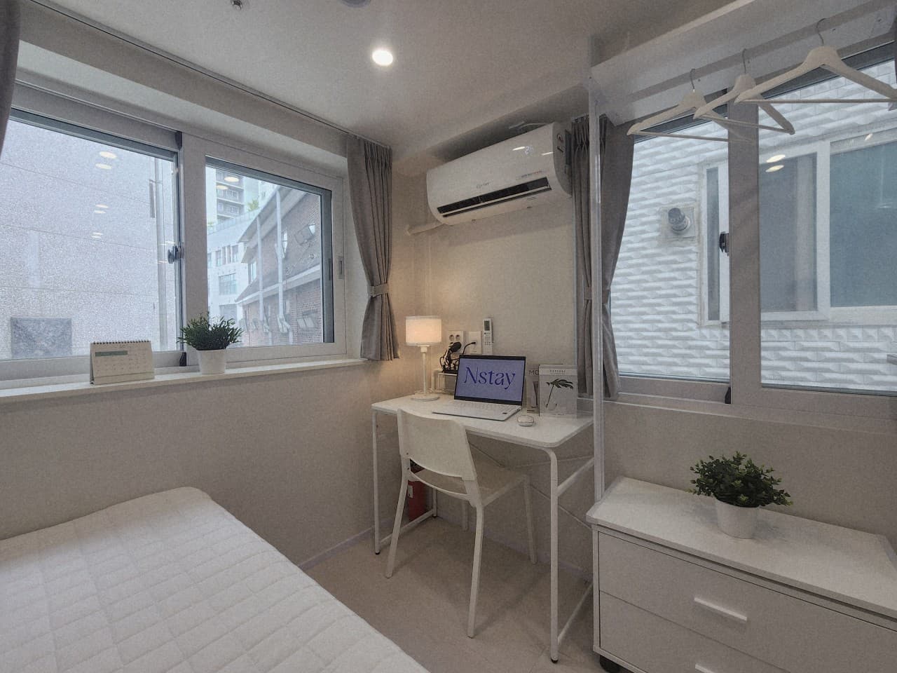 Deluxe Room (Deposit 300,000 won) — photo 1 of 11