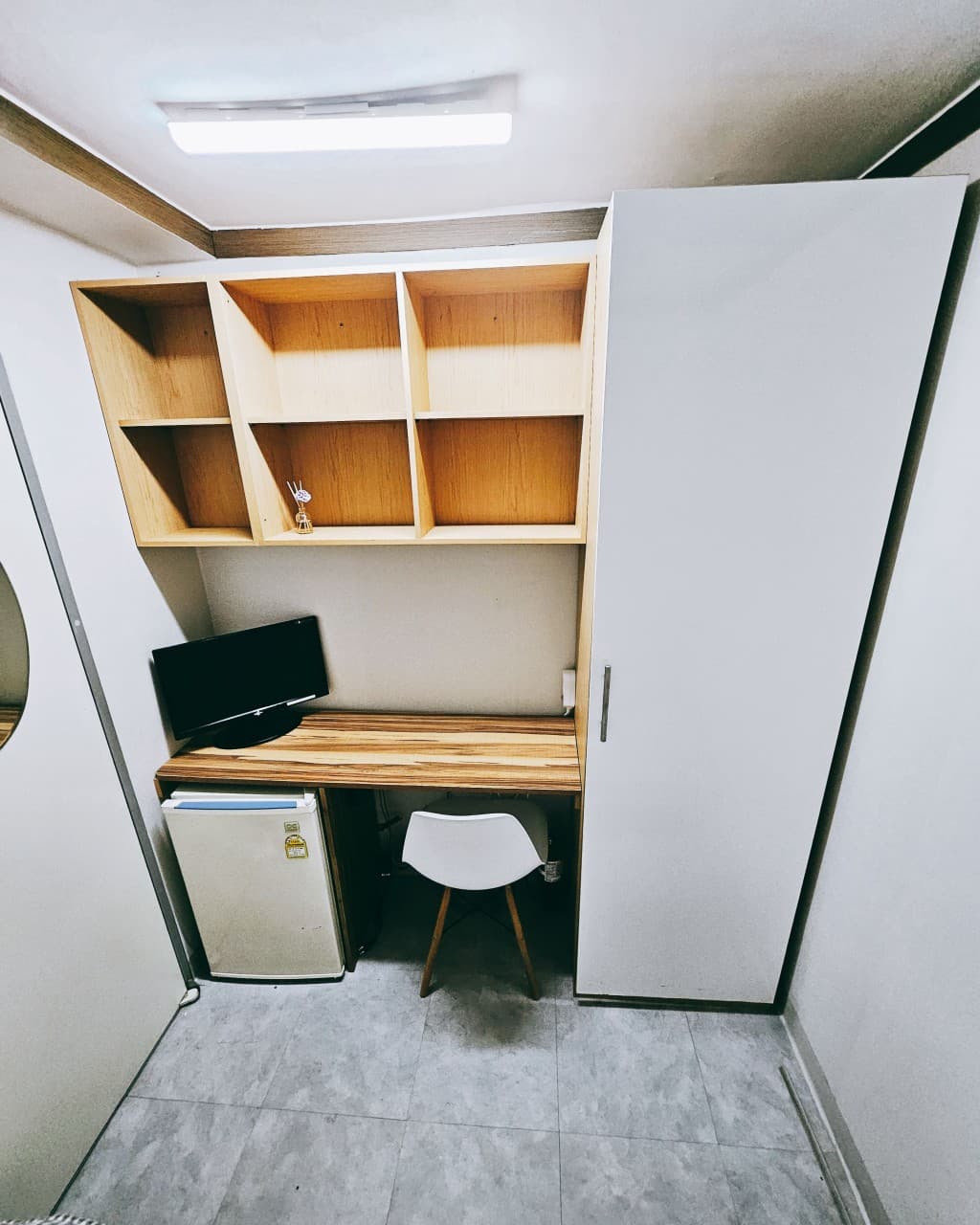 Mini Room (Exterior Window) - 50,000 Won Deposit — photo 1 of 4