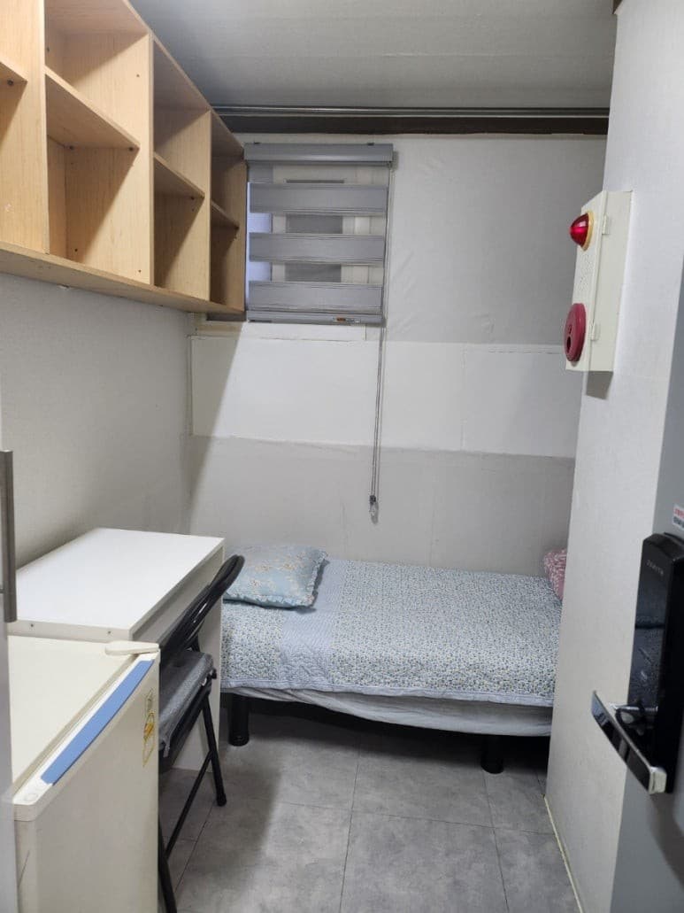 Mini Room (Exterior Window) - 50,000 Won Deposit — photo 4 of 4