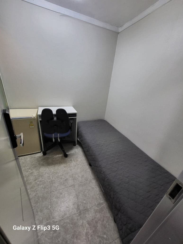 Mini Room Interior Window (Deposit 50,000 KRW) — photo 1 of 7