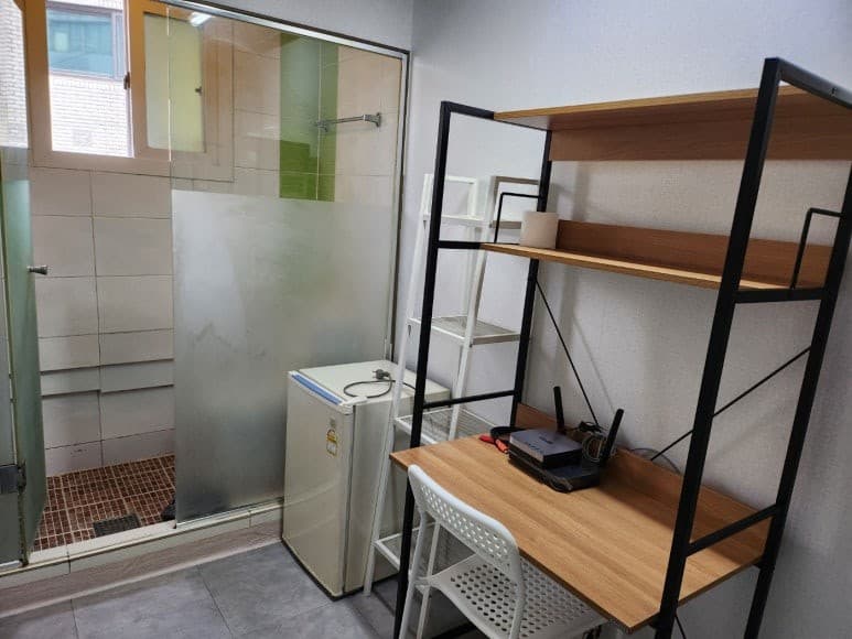 Large Studio Room (Deposit 50,000 Won) — photo 2 of 5