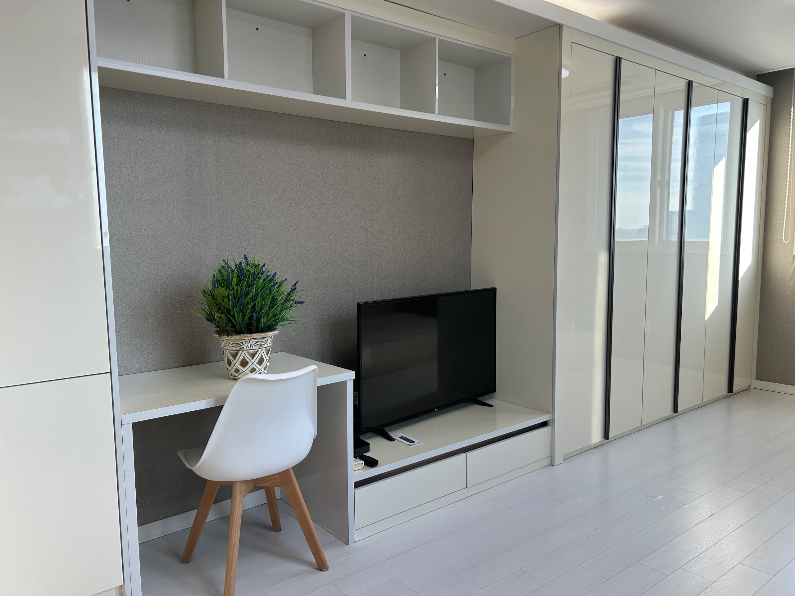 Woncheon Samsung Ajou Extra-Large Loft Studio โ photo 9 of 9