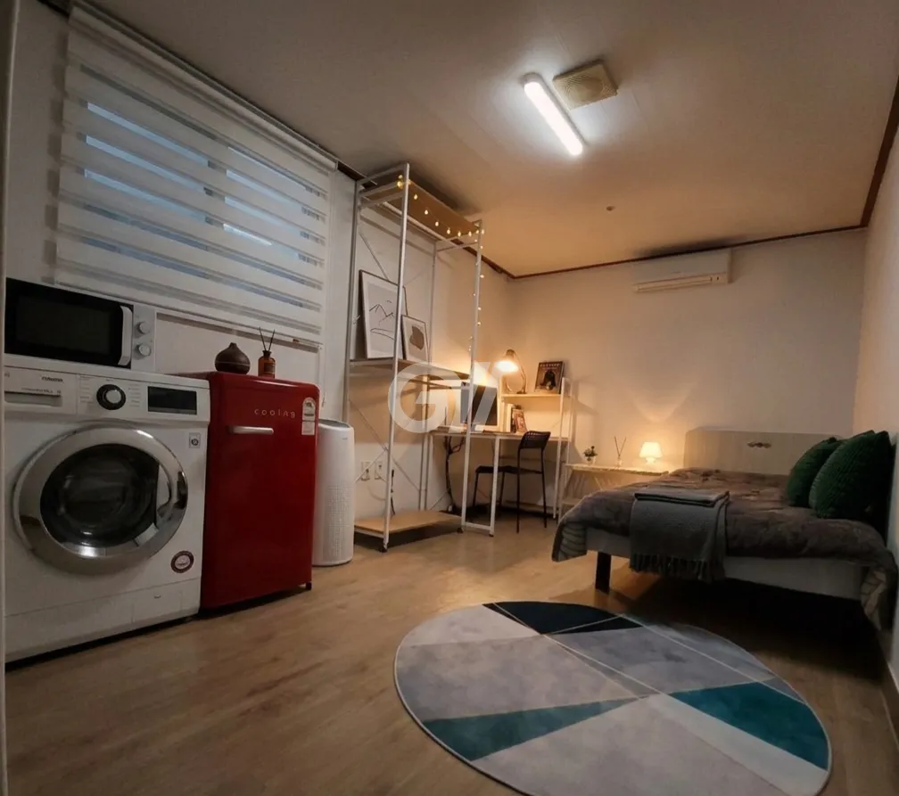 Interior Wide Deluxe Room (Deposit: 100,000 KRW) — photo 1 of 2