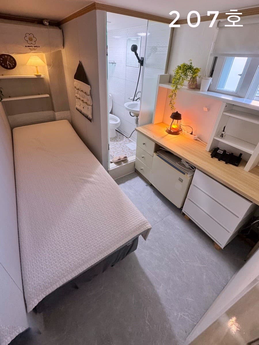 Room 201 . Big Fully Furnished -- Deposit 100,000 KRW — photo 1 of 5
