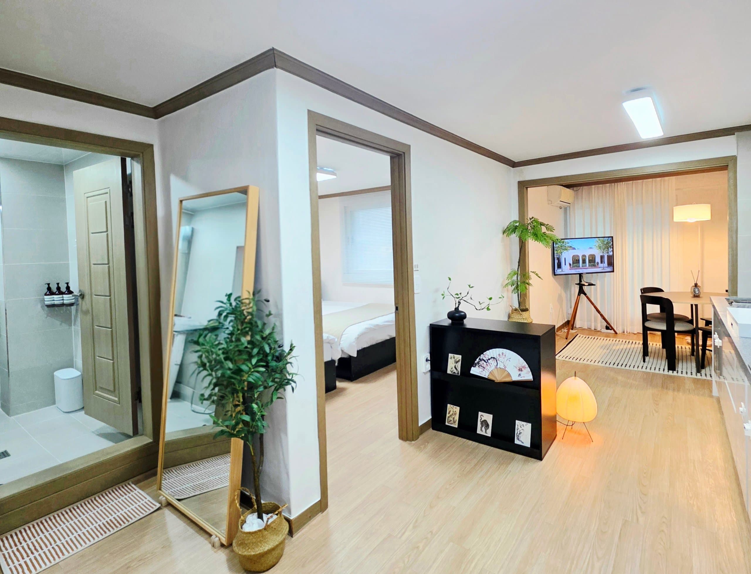 10-Miute to Hyehwa Station/ Water Purifier/ Two Large Smart TVs/ Free Parking🚗 — photo 2 of 2