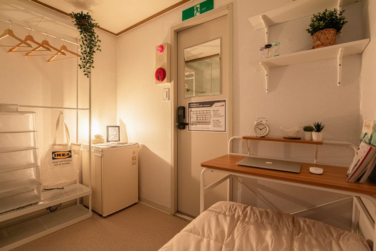 Suite (Outside Window) - Deposit 200,000 Won — photo 2 of 3