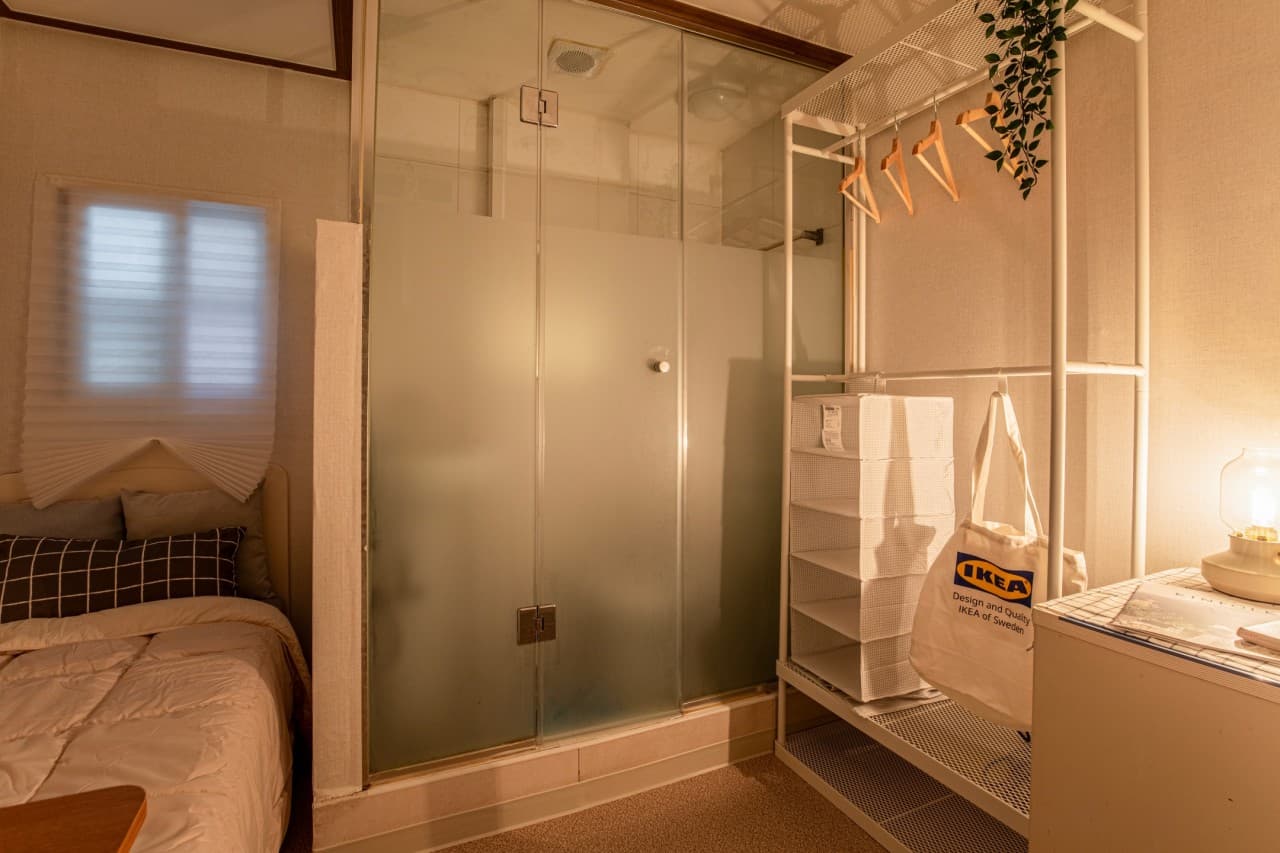 Deluxe (Exterior Window) - Deposit 300,000 Won — photo 2 of 3