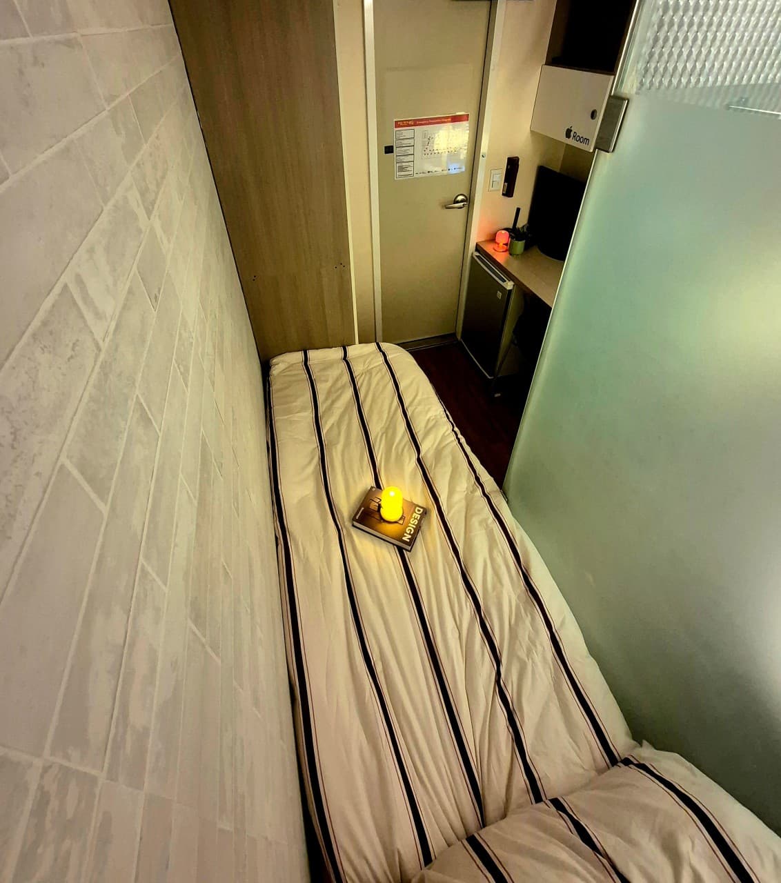 Mini Room with Exterior Window (Deposit 100,000 Won) — photo 1 of 3