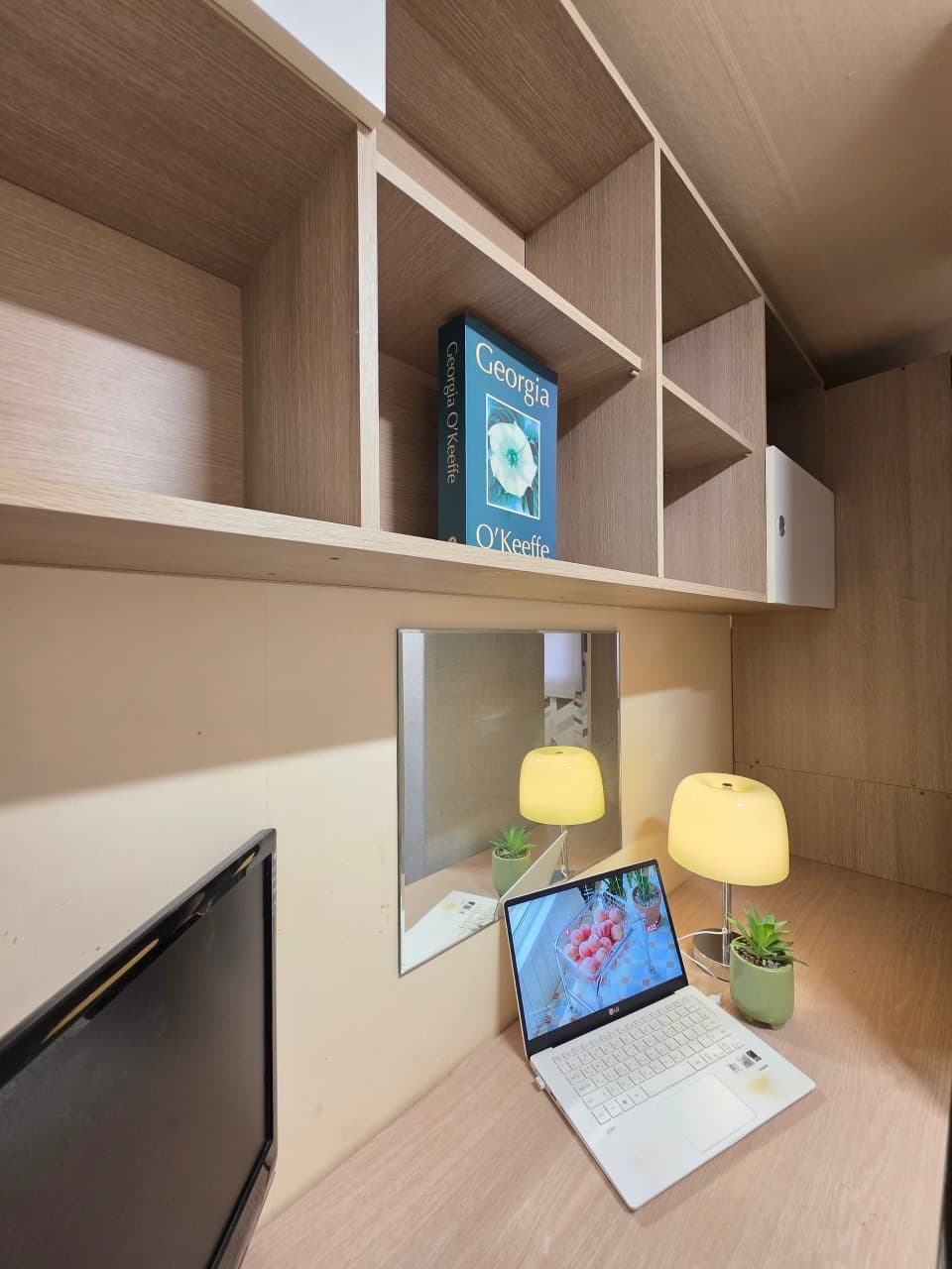Mini Room with Exterior Window (Deposit 100,000 Won) — photo 2 of 3