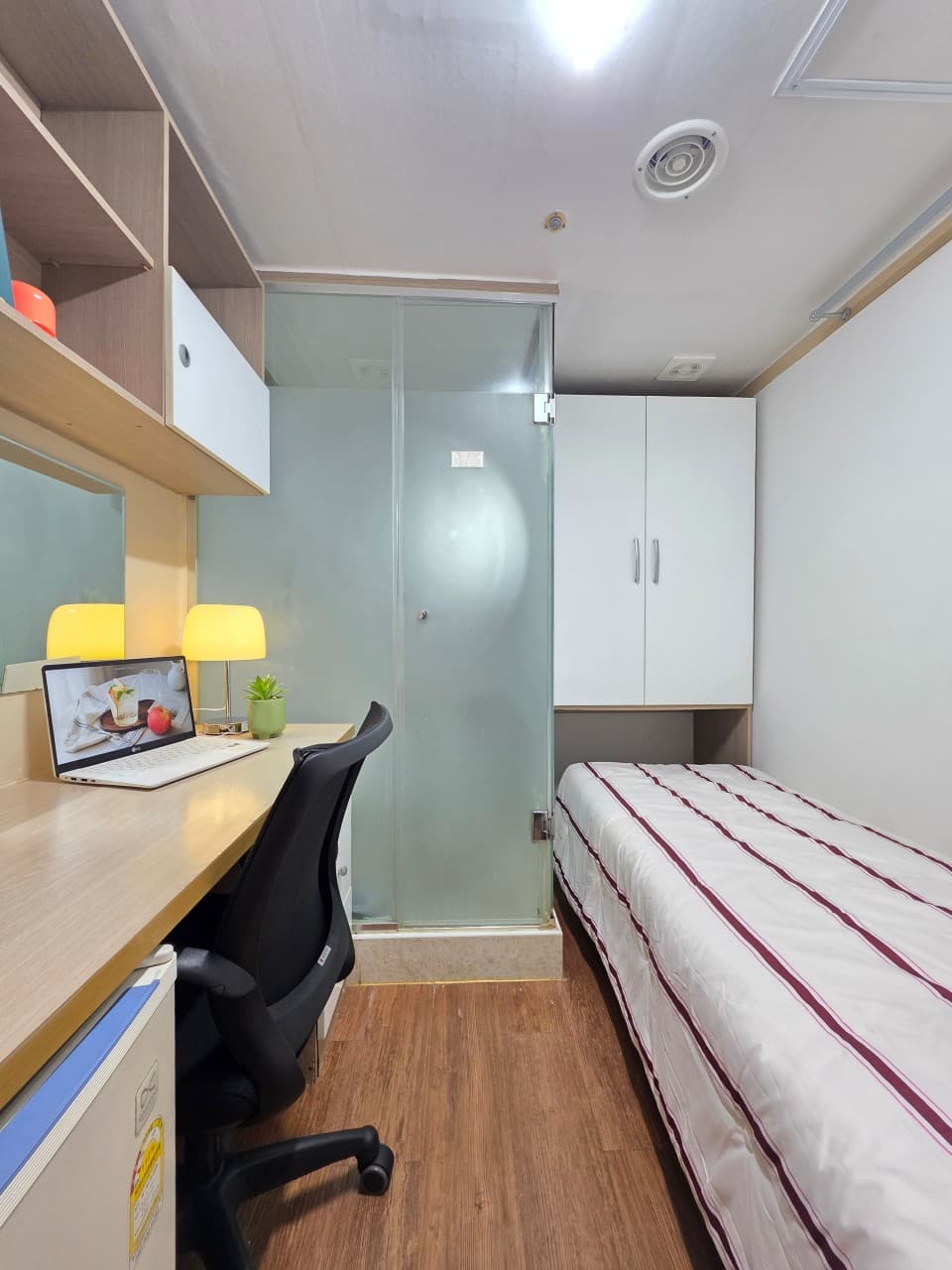 Inner Window Studio (Deposit 100,000 KRW) — photo 1 of 7