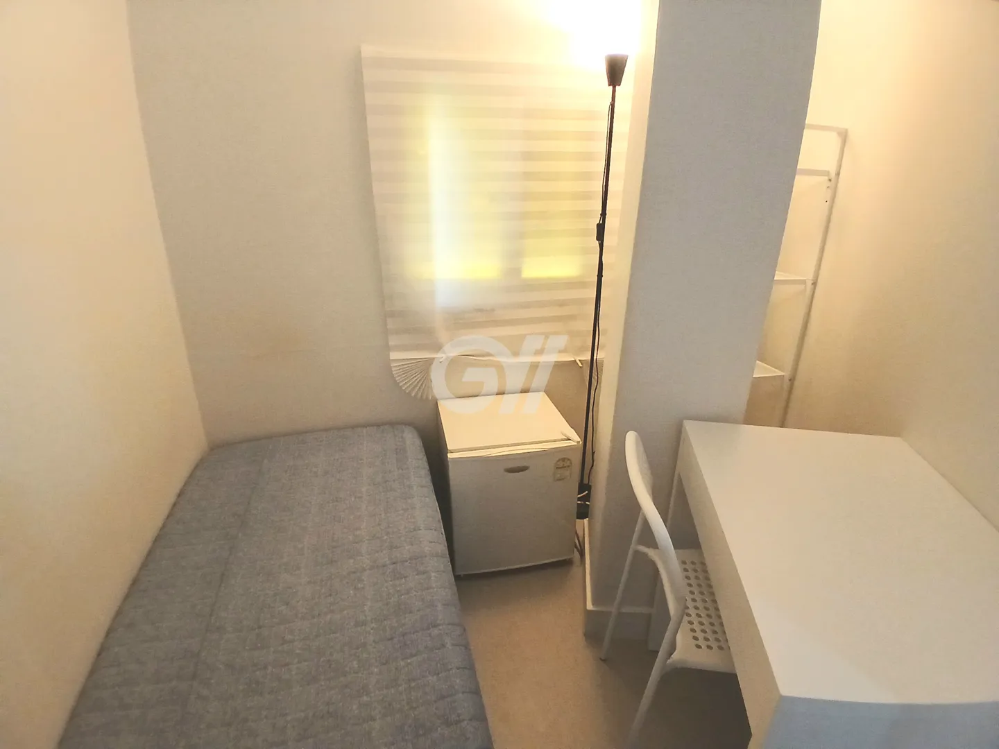 Budget Exterior Window (Deposit 100,000 Won) — photo 1 of 3