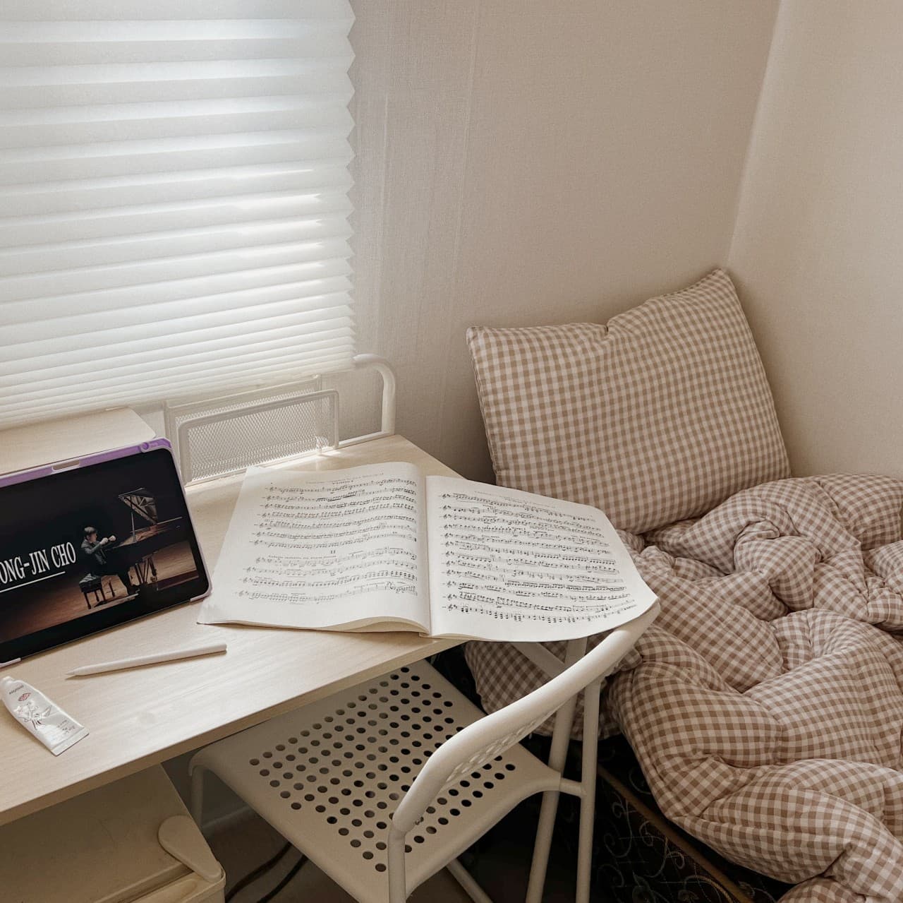 Clean Exterior Window Room (Deposit 100,000 Won) — photo 1 of 7