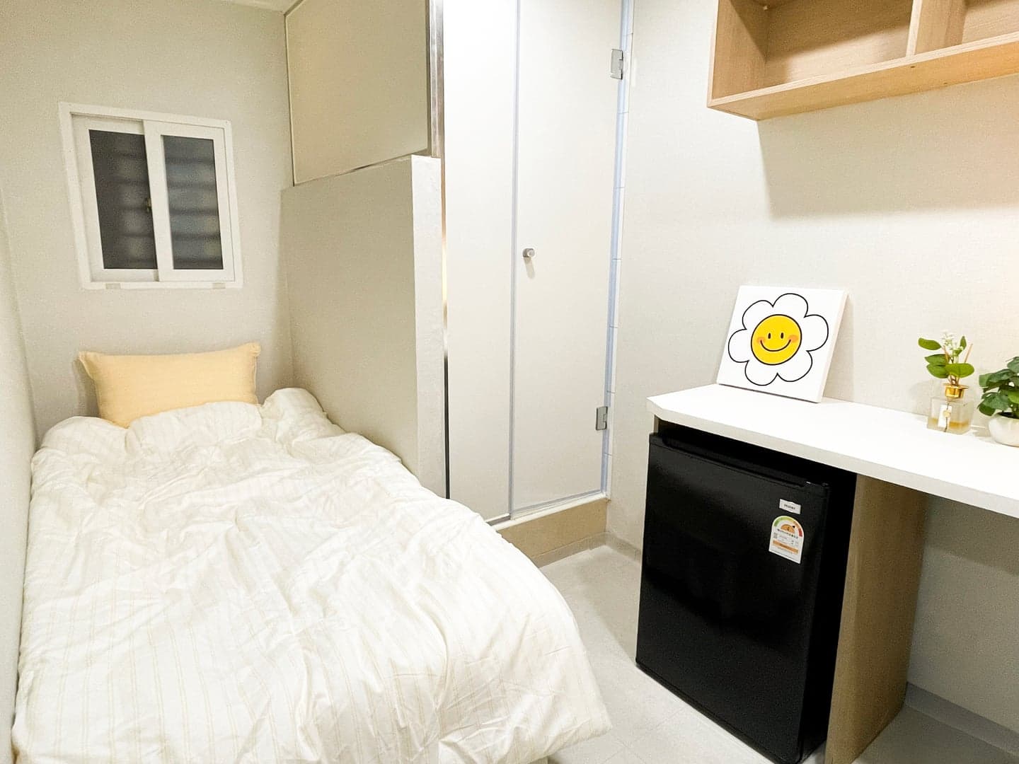 Room 17 Shower Room (Exterior Window) - Deposit 100,000 KRW — photo 1 of 5