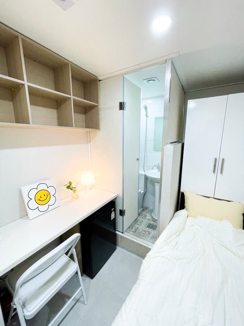 Room 11 Studio (Interior Window) - Deposit 100,000 KRW — photo 1 of 5
