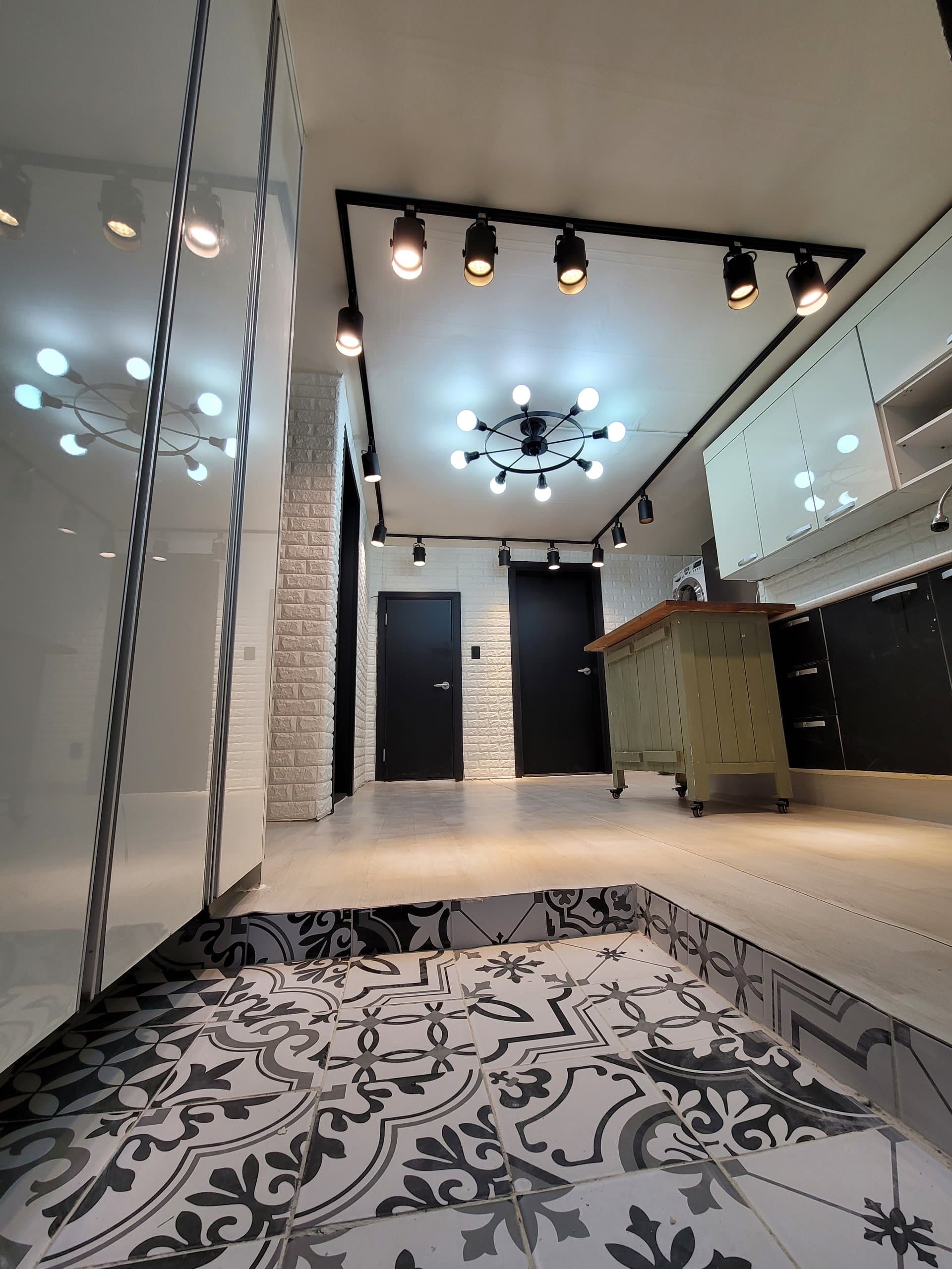 3 Room — photo 1 of 28