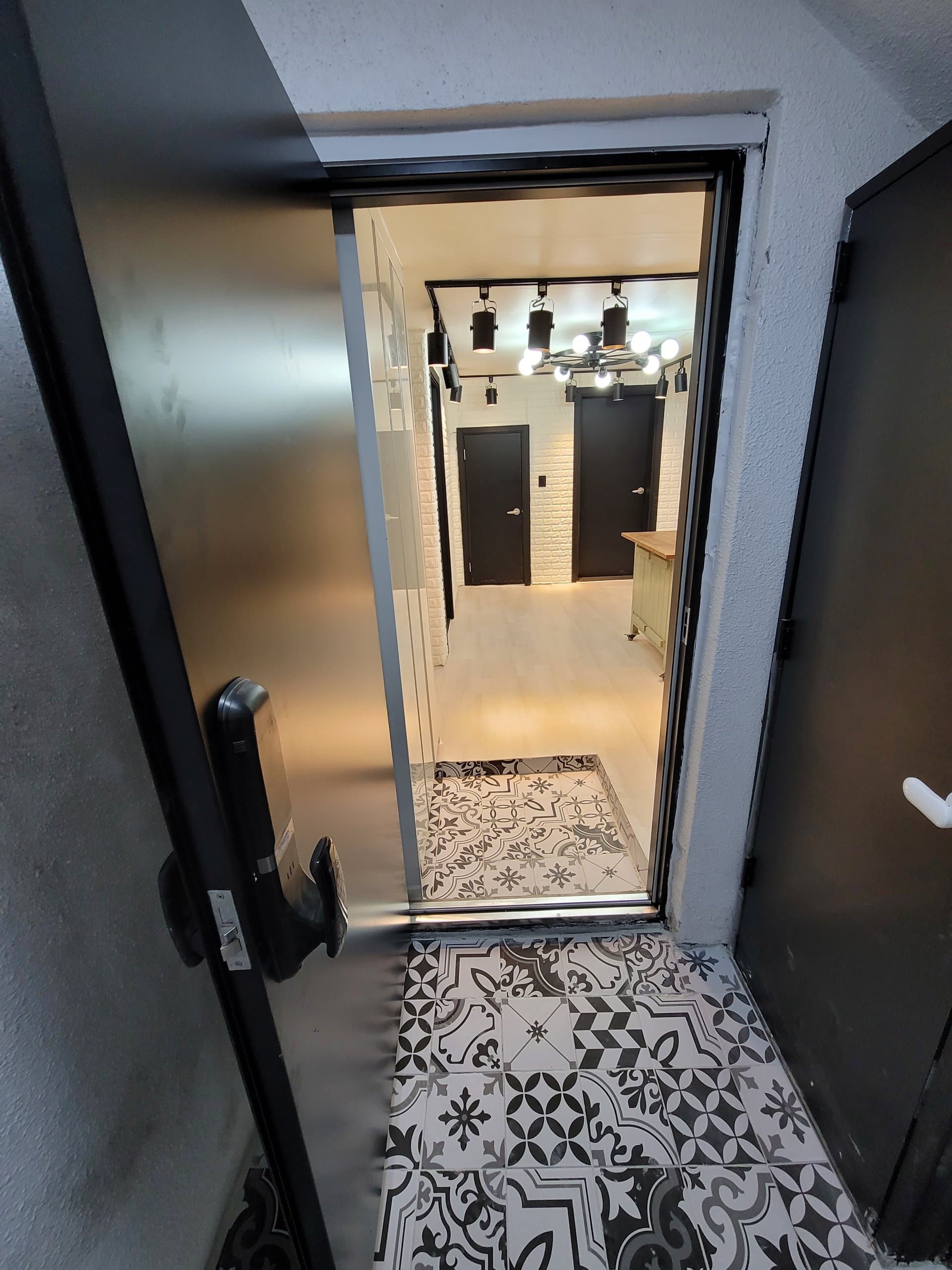 3 Room — photo 2 of 28