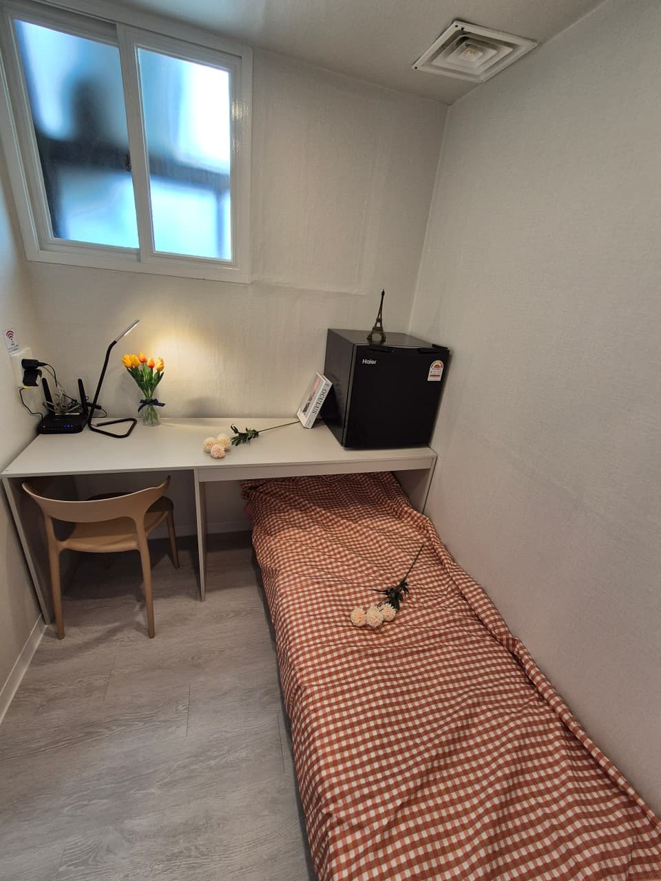 Small Room with Exterior Window (Deposit: 200,000 KRW) — photo 2 of 3