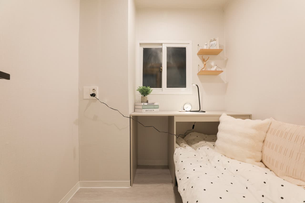 Small Room with Exterior Window (Deposit: 200,000 KRW) — photo 1 of 3