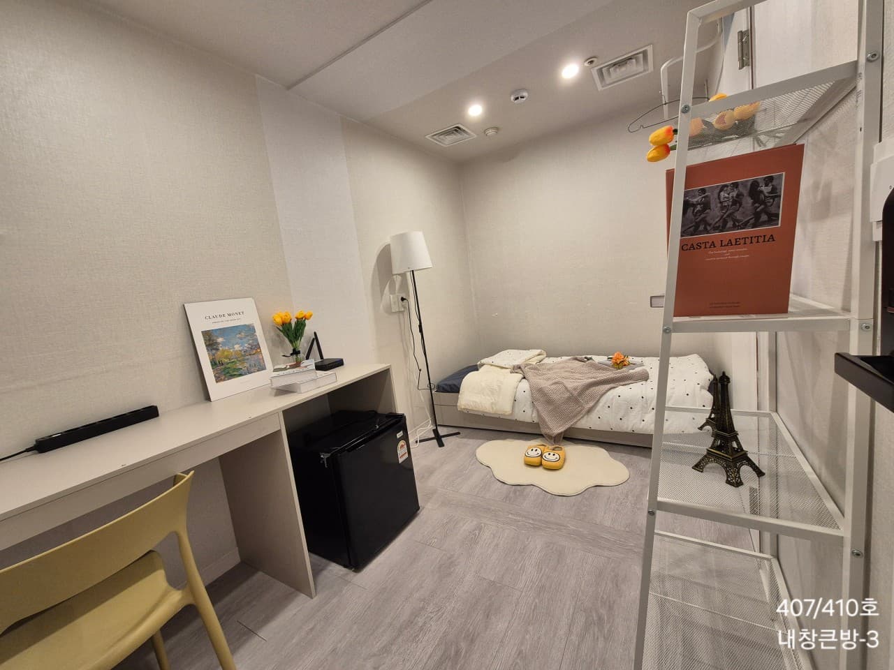 Large Room with Interior Window (Deposit 200,000 KRW) — photo 4 of 4