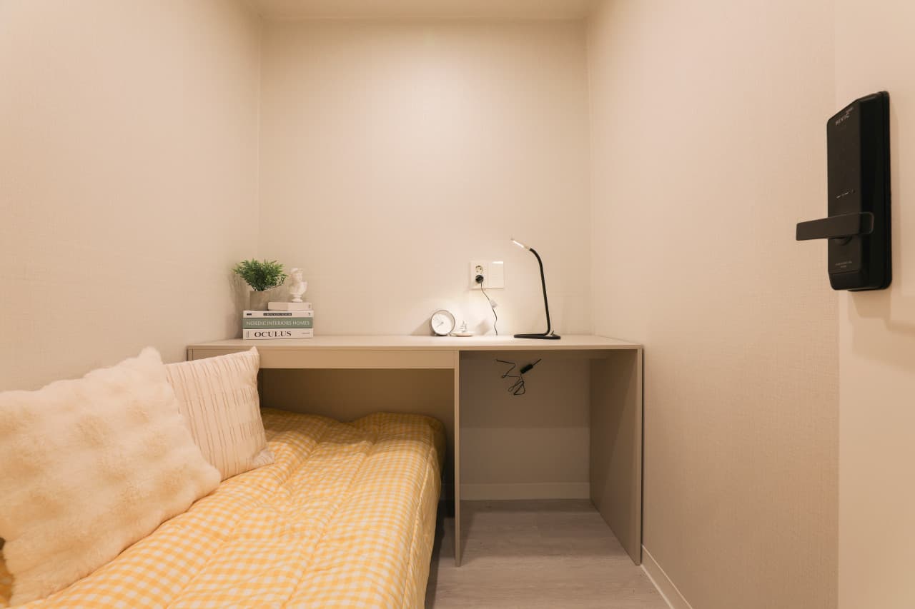 Small Room with Interior Window (Deposit: 200,000 KRW) — photo 2 of 4