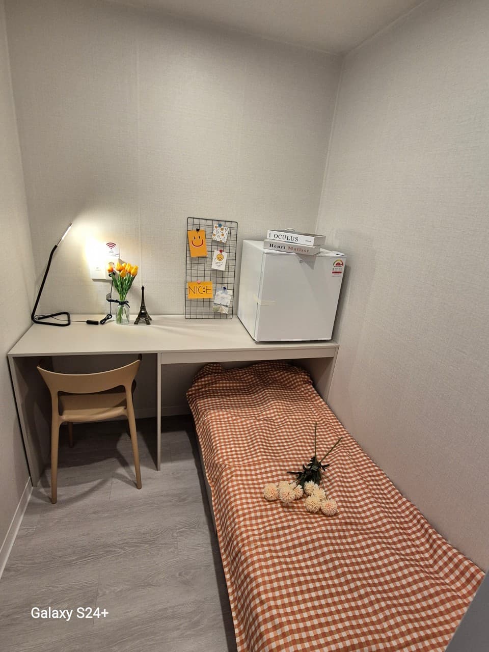Small Room with Interior Window (Deposit: 200,000 KRW) — photo 1 of 4