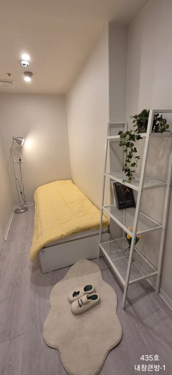 Small Room with Interior Window (Deposit: 200,000 KRW) — photo 4 of 4