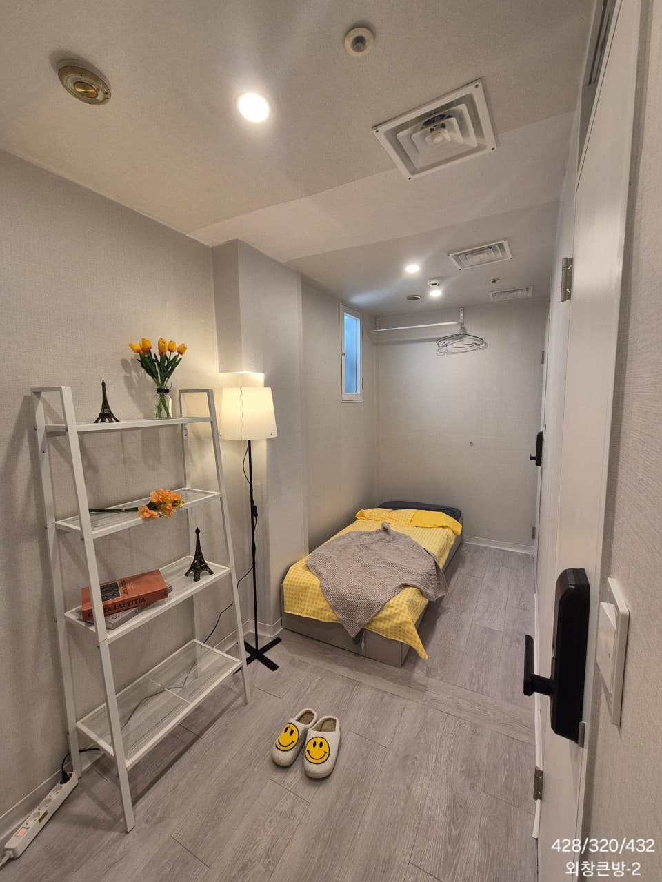 Large Room with Exterior Window (Deposit 200,000 KRW) — photo 1 of 7