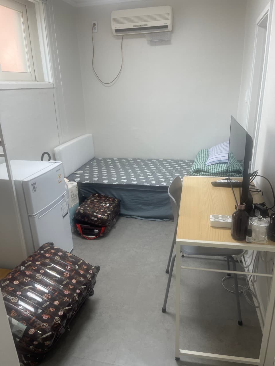 Standard B (Deposit 650,000 won) — photo 2 of 5