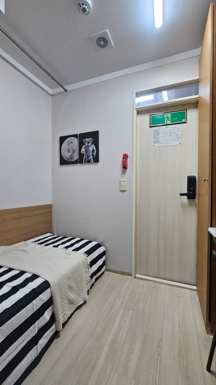 Studio with Exterior Window (Deposit: 100,000 won) — photo 2 of 10