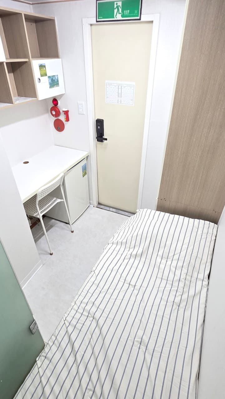 S2 (Shower, Exterior Window) - Deposit 100,000 Won β photo 1 of 15
