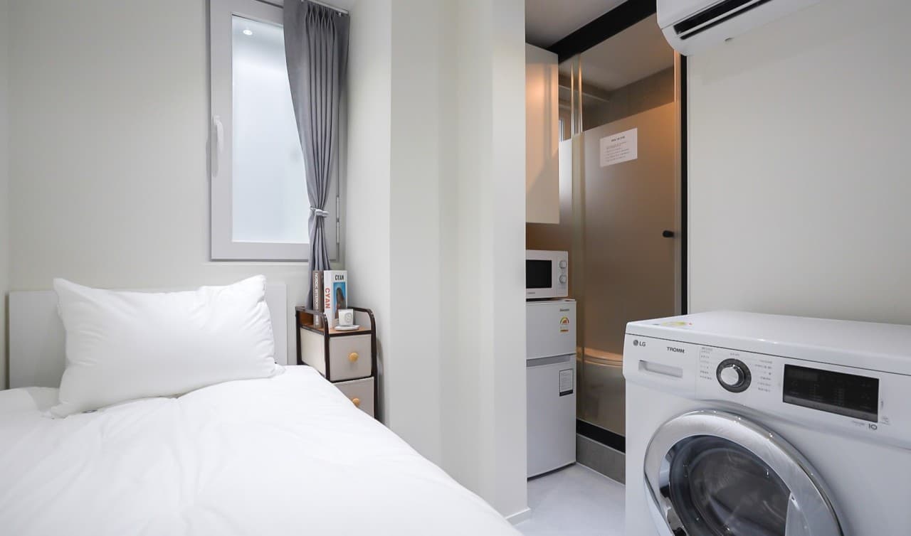 Fully Furnished Large Exterior Window Room C (Deposit 300,000 KRW) — photo 1 of 5