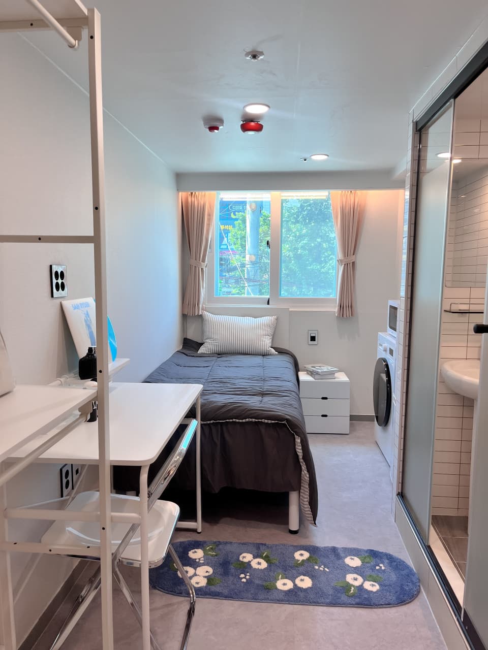 Deluxe Room B (Deposit 200,000 KRW) — photo 1 of 10