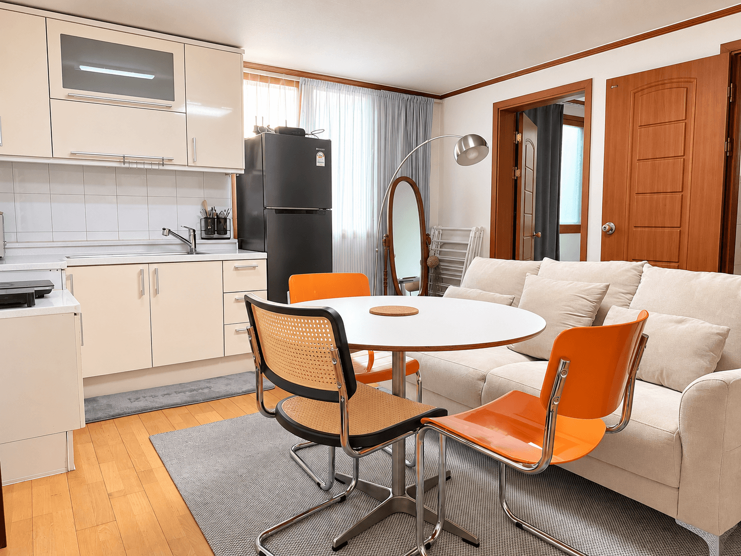 Sinchon 3 Rooms 4 Beds โ photo 2 of 12