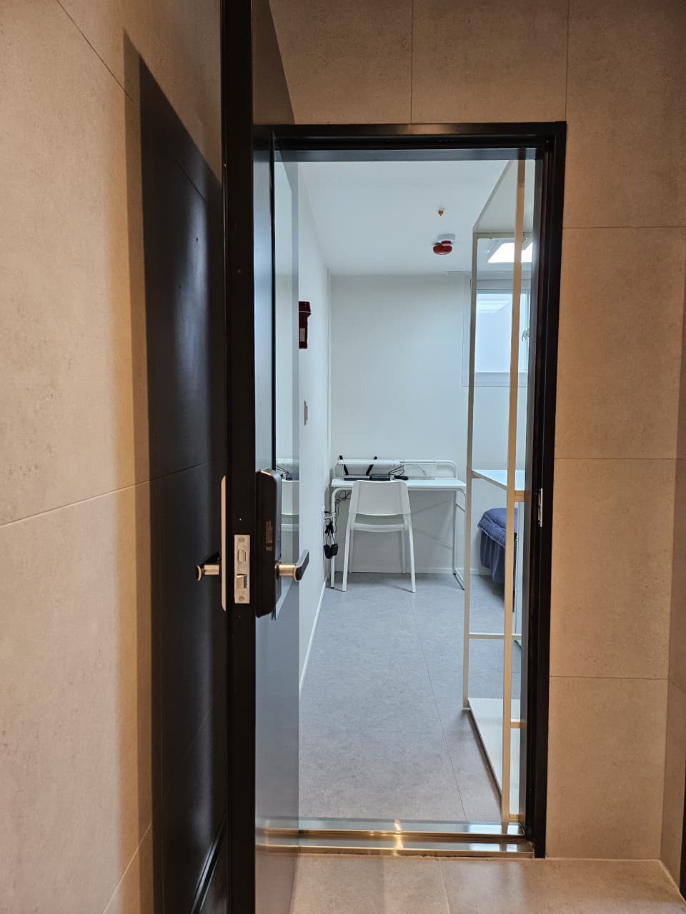 Deluxe Room (Deposit 300,000 won) — photo 1 of 3