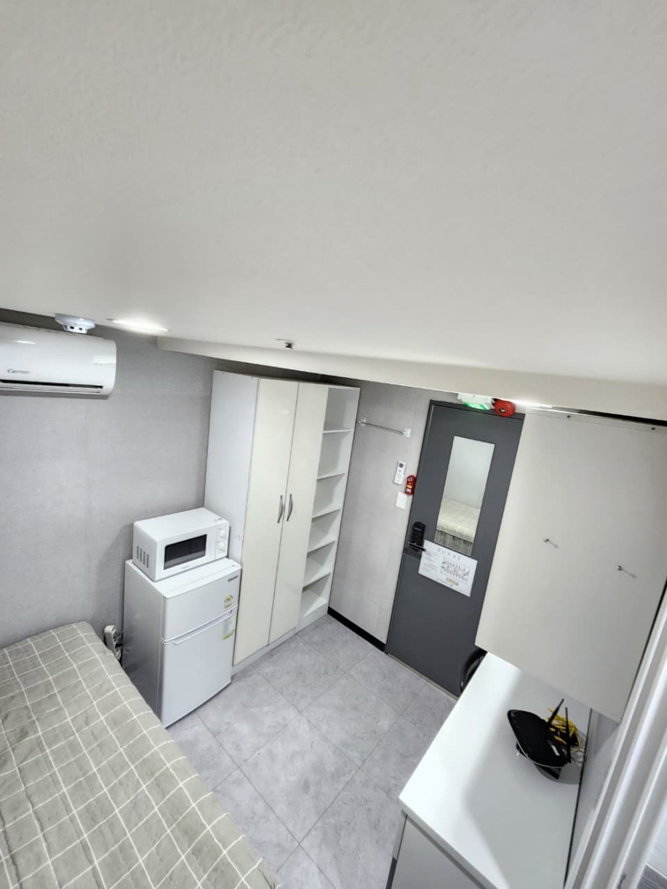 Interior Window Room - Deposit 200,000 Won — photo 3 of 3