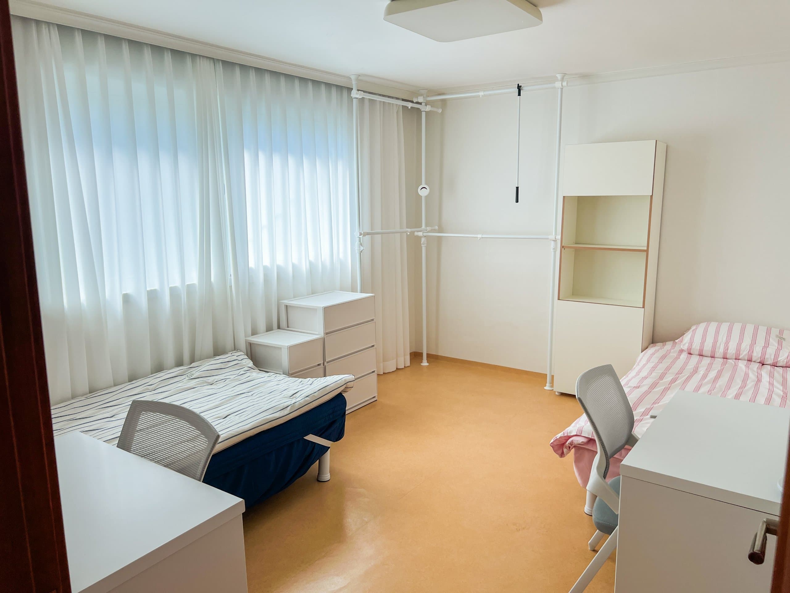 2-Person Shared Room - Pink bed — photo 1 of 9