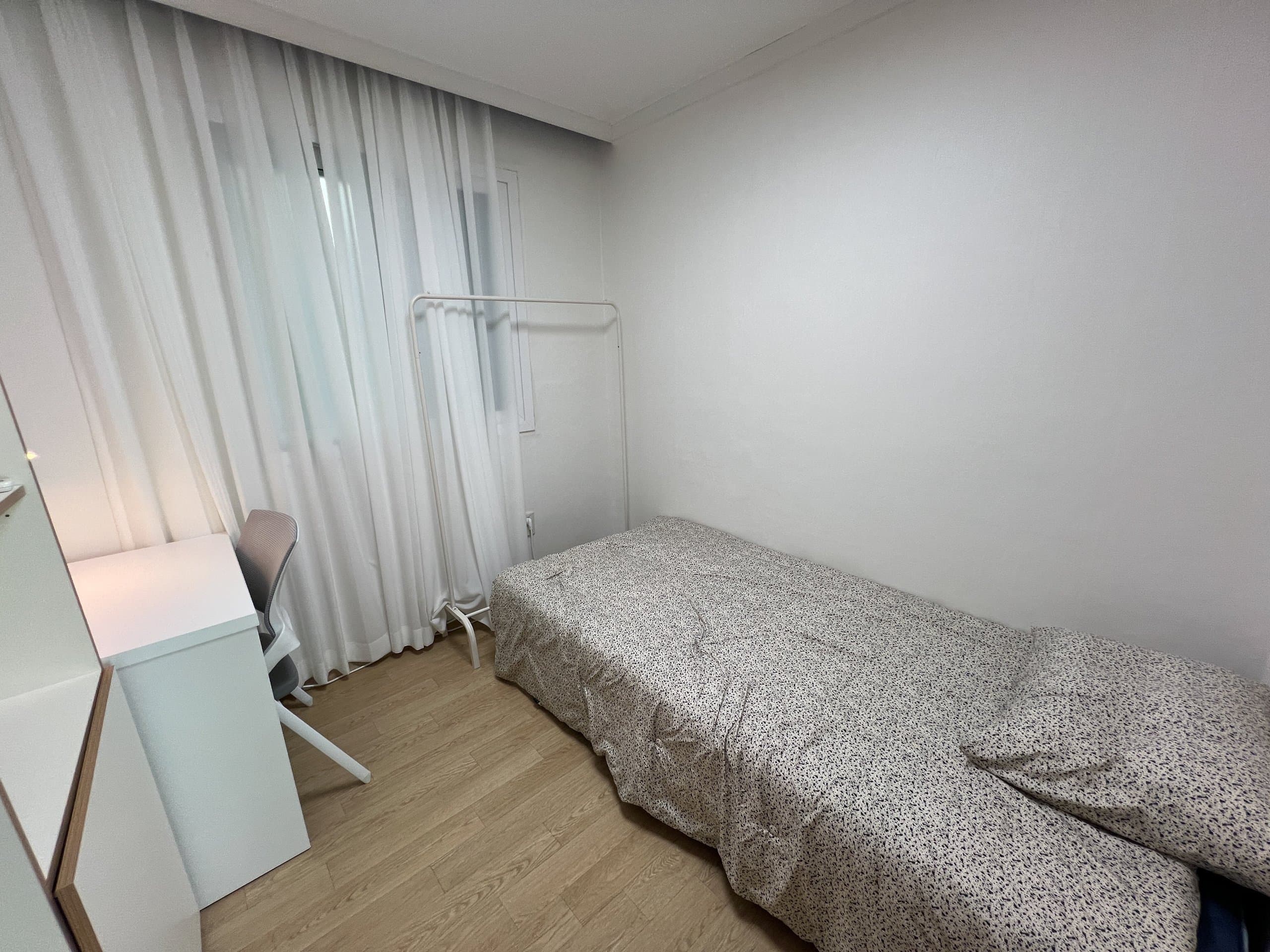 single room B — photo 1 of 8