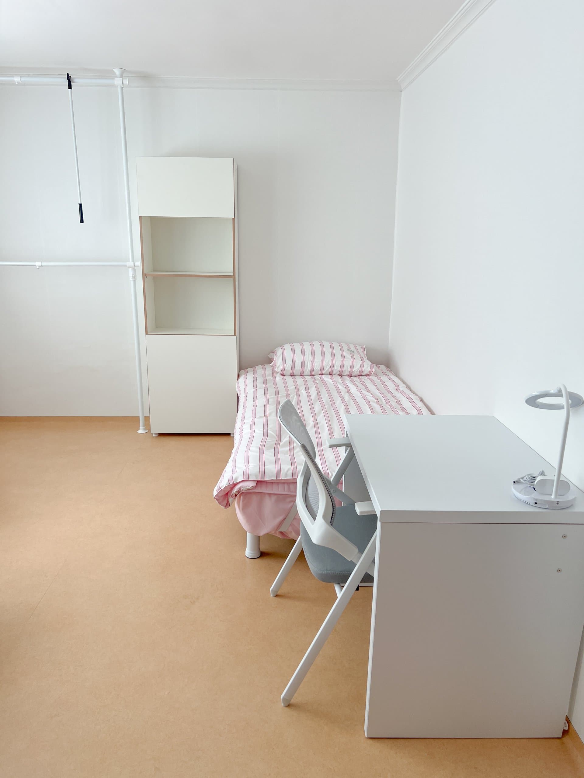 2-Person Shared Room - Pink bed — photo 2 of 9