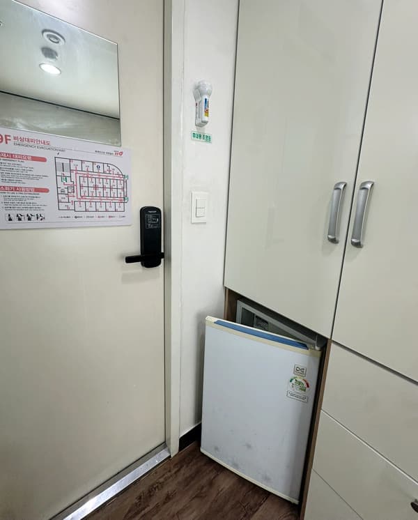 Inner Window Room (350,000–400,000 KRW/month) -- Deposit 50,000 KRW — photo 6 of 6
