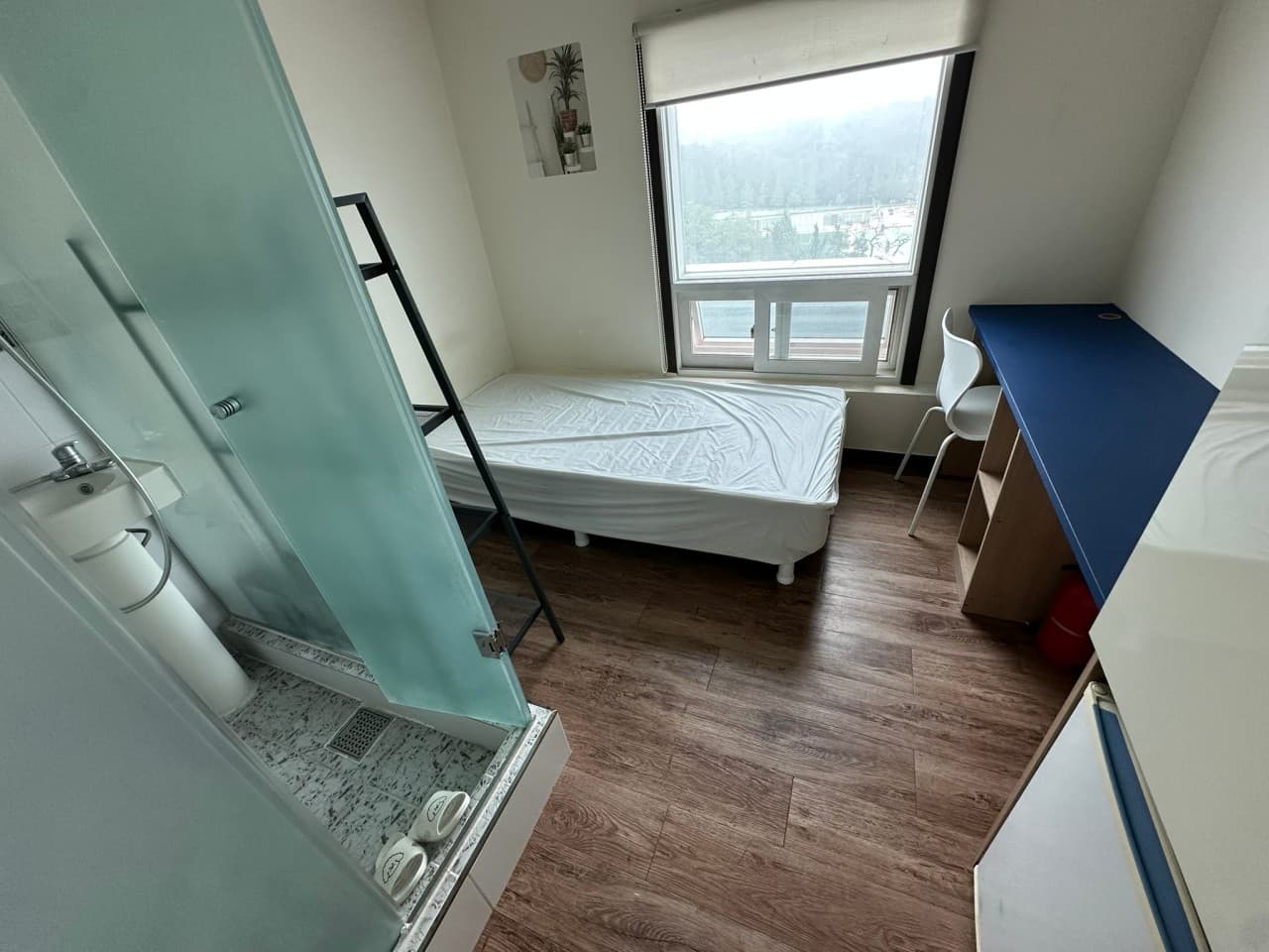 2-Person Room with Exterior Window (550,000–600,000 KRW/month) -- Deposit 100,000 KRW — photo 2 of 7