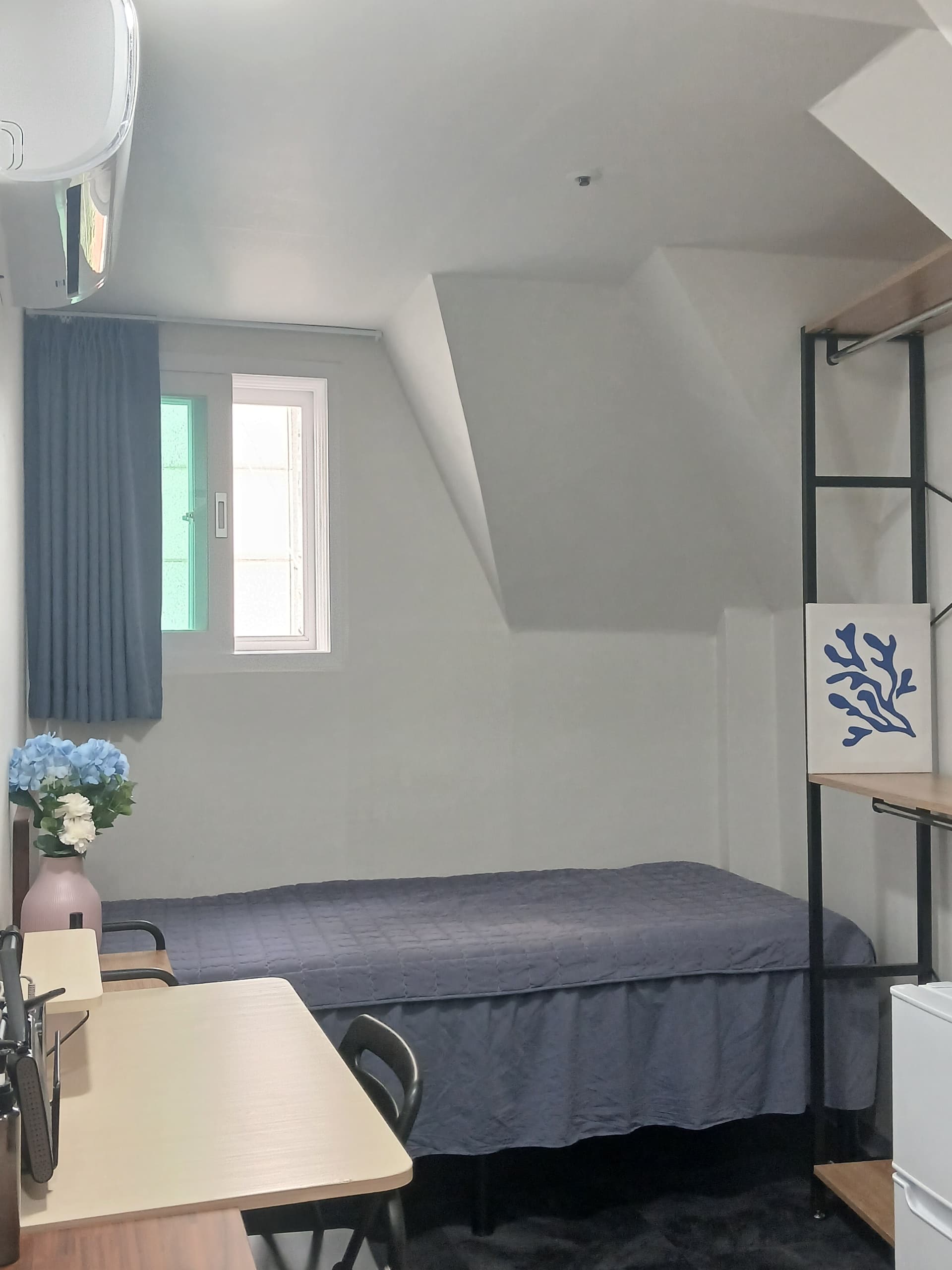 Room405 — photo 1 of 4