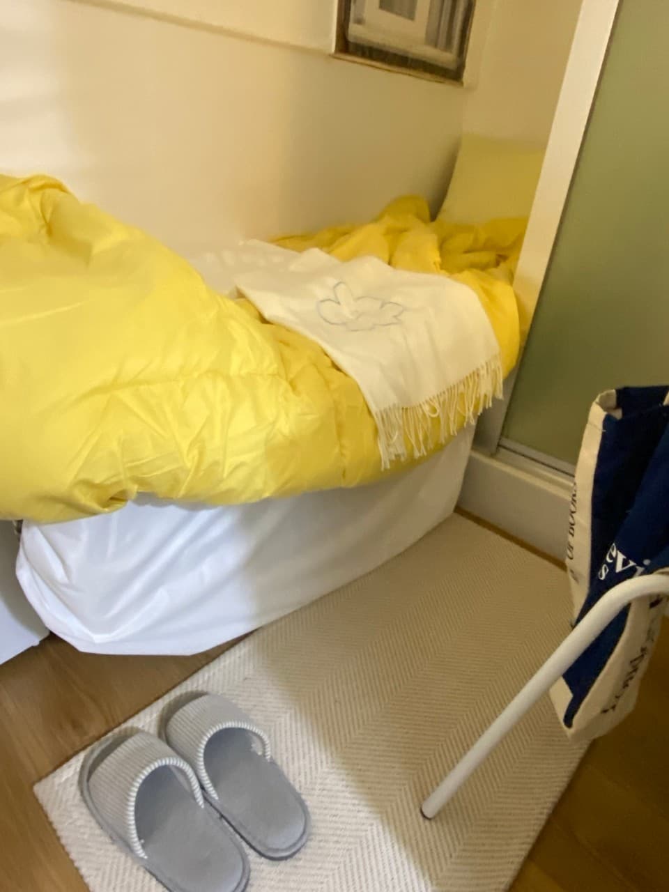 Interior Window Economy Room (Deposit 50,000 KRW) — photo 2 of 8