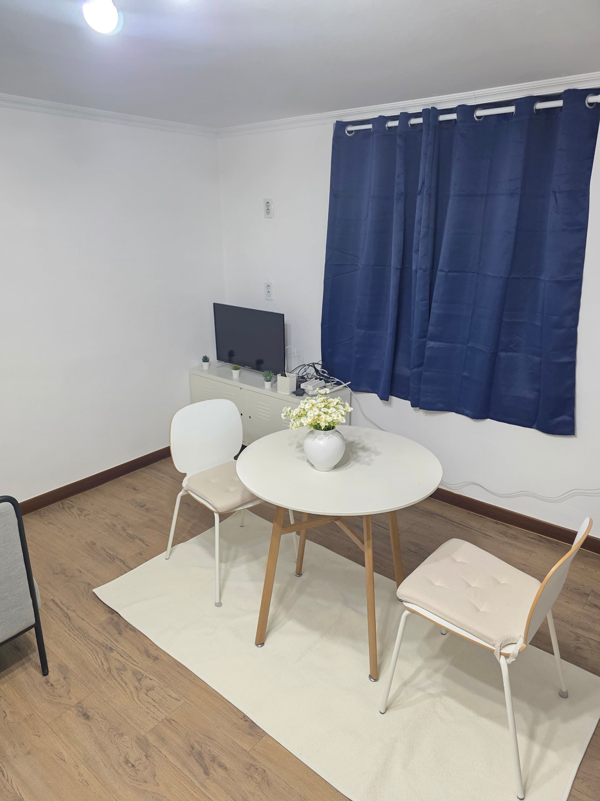 Room1 — photo 1 of 4