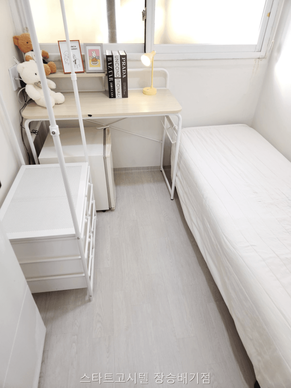 Interior Window Study Room (100,000 KRW Deposit) — photo 1 of 2