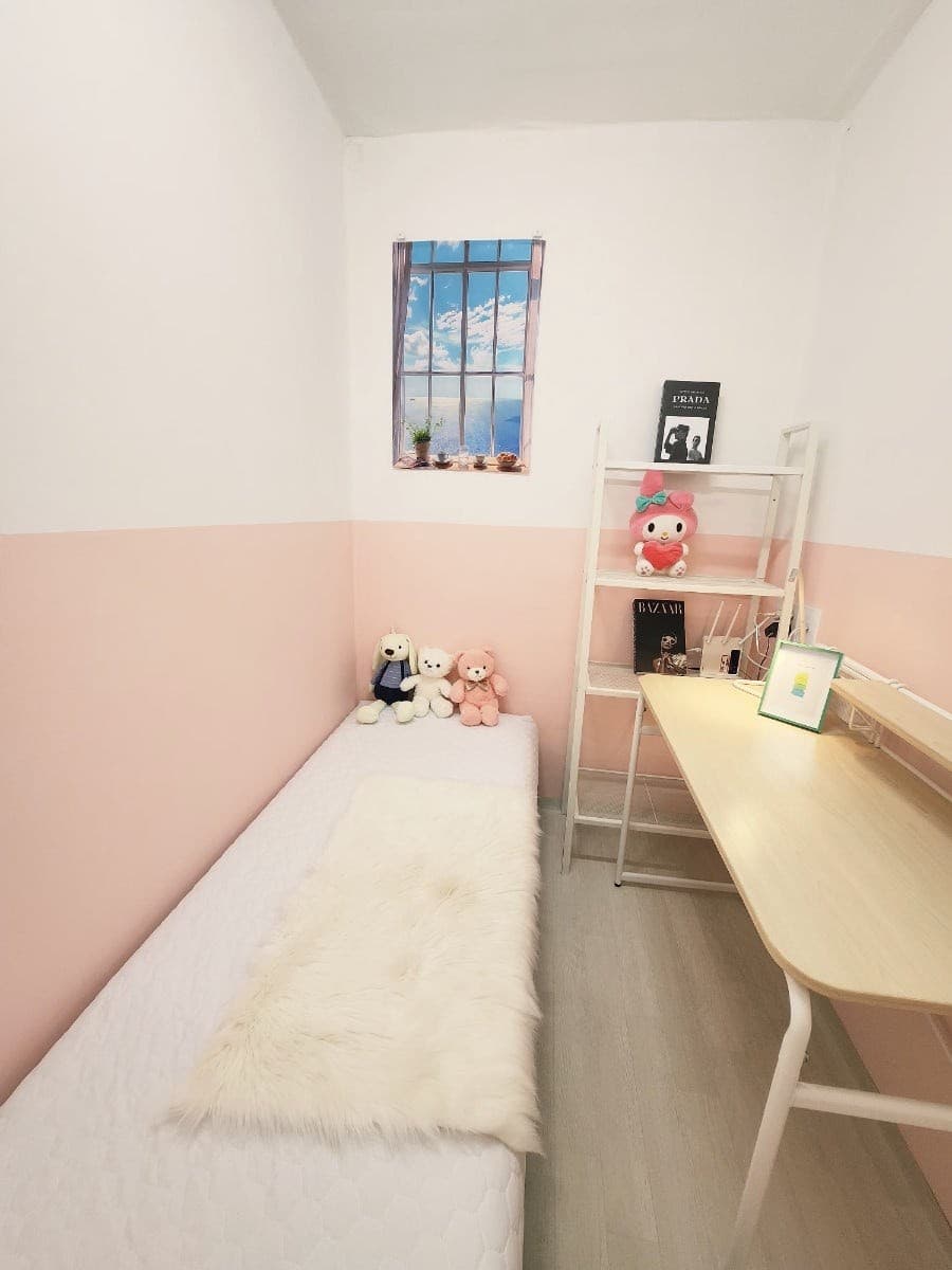 Interior Window Study Room (100,000 KRW Deposit) — photo 2 of 2